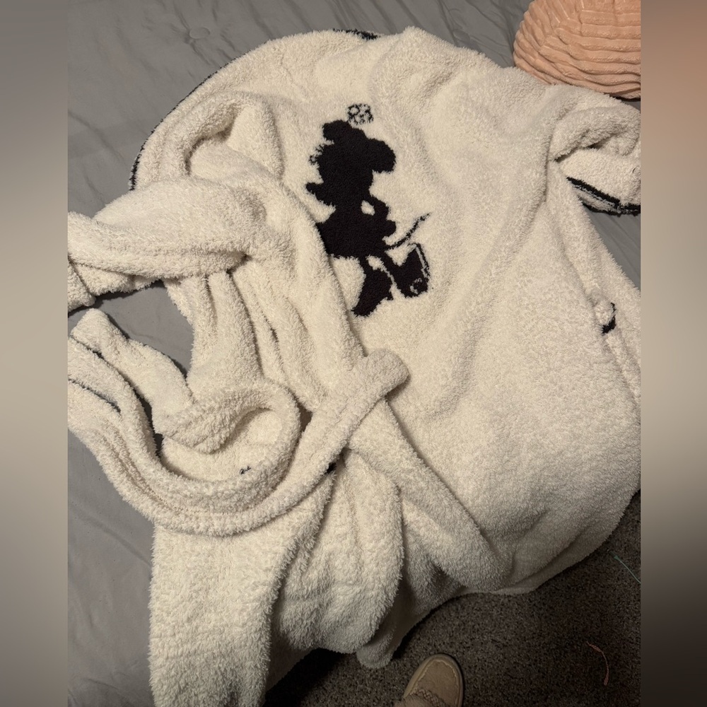 Barefoot Dreams robe. BNWT. L/xl. Minnie on back!